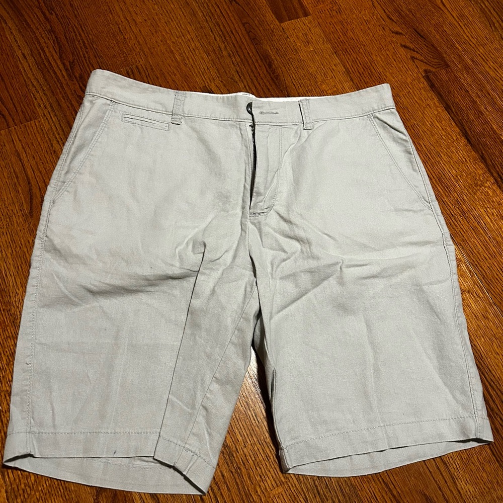 Old Navy Men's Light Gray Flat Front Shorts